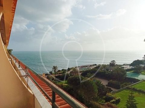 Excellent 2 bedroom apartment in Guia, with a gross area of 128 sqm, located on the first line of the sea. This bright property consists of an entrance hall, a large living and dining room with direct access to a spacious balcony, enjoying an excelle...