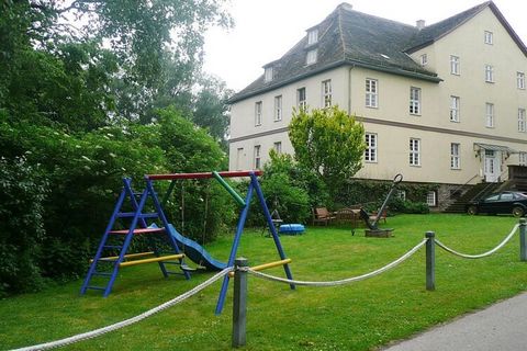 Rilassatevi e sentitevi bene nel mezzo di un paesaggio naturale e culturale nel confortevole e unico appartamento per vacanze Kemenate di 85 m² nella casa padronale Wülmersen. La villa è stata costruita nel 1802 e l'abbiamo rilevata nel 1980. L'edifi...