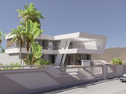 Century 21 Aguere a le plaisir de vous présenter cette magnifique Villa, projetée dans l'Urbanisation de Roques del Conde, à Torviscas, dans le sud de Tenerife, conçue avec les conforts et les luxes que vous désirez. Pour plus d'informations, veuille...