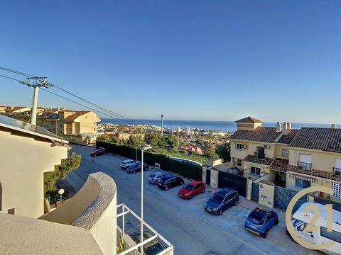 Chalet for sale in Benalmadena. Distributed over 4 floors, it has 3 bedrooms, 2 bathrooms, 1 toilet, garage for 4 cars. In the basement you have a garage for 4 cars. On the main floor you have a living room, kitchen, toilet and a terrace. On the firs...