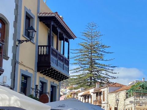 This two floor property is in an iconic building with an unbeatable location in the heart of Teror. A typical Canarian construction with beautiful Canarian balconies as well as a large terrace with lovely views. On the first floor there are four doub...