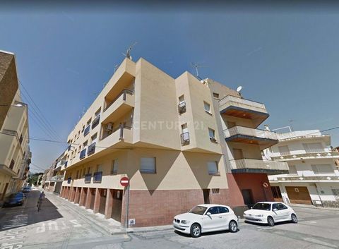 Piso en venta situado en la zona del puerto, en la población de Llançà (Girona), a sólo 3 minutos a pie del Passeig Marítim y de la playa. Con un total de 57 m² distribuidos en salón, cocina, 2 dormitorios y baño completo. ¿Necesitas más información?...