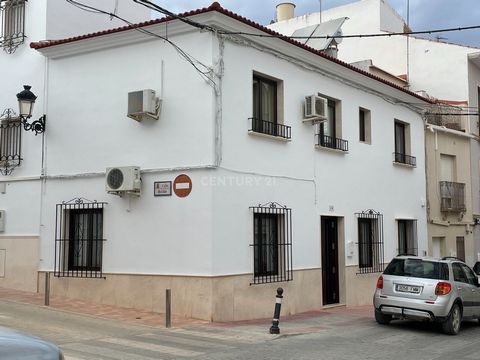 Discover your perfect home in Herrera, Seville! We present to you a charming detached house that seamlessly combines traditional charm with modern conveniences. This magnificent property is located in the heart of Herrera, a picturesque Sevillian vil...