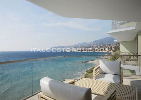 Op een steenworp afstand van de zee, genesteld als een diamant in weelderig groen in het oostelijke deel van Sanremo, bieden wij een nieuw wooncomplex van 30 LUXE appartementen op een bevoorrechte locatie met uitzicht op de zee, verbonden met het fie...