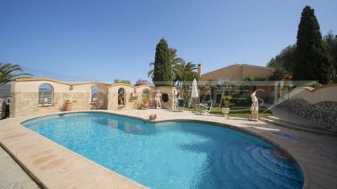 Sumérjase en un mundo de encanto mediterráneo con esta encantadora villa situada en Monte Pedreguer, que ofrece impresionantes vistas al mar. Ubicada en una generosa parcela esquinera de 1327 m², esta propiedad proporciona un verdadero paraíso para a...
