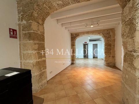 Semi-basement commercial premises 56m2 in SINDICATO. It has a 1m by 2m high street shop window, perfect for an advertisement. And then an entrance to the semi-basement with beautiful arches of seas. The premises measure 56 m2 divided into two parts o...