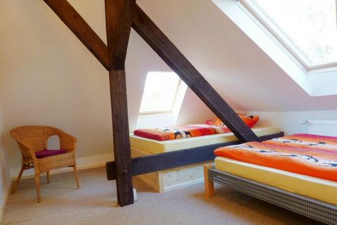 La casa privada tiene aproximadamente 300 m² de espacio de vida y ofrece espacio para Max. 23 invitados: 10 camas dobles y 3 camas individuales, que incluyen 7 camas (1.4 m x 2.0 m), 3 camas (1.8 m x 2.0 m) y 3 camas (0.9 m x 2.0 m) En 7 habitaciones...