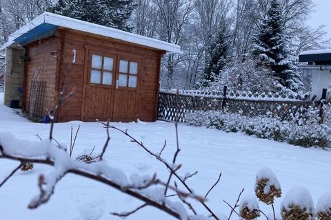 Ten domowy dom wakacyjny może być twoim domem podczas wakacji. Ciesz się pobytem w pięknym tysięcy lesie w pobliżu Oberhof, Rennsteig i Snow Head. Dom wakacyjny z otwartym salonem i kuchnią, trzy sypialnie, łazienka i toaleta oferuje wystarczająco du...