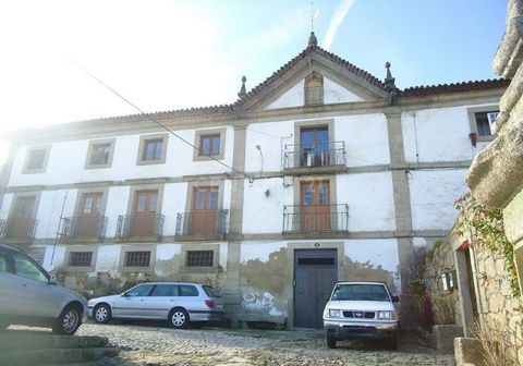 Manor house in the historic center of Alpedrinha. Between the cities of Fundão and Castelo Branco, Alpedrinha is located on one of the slopes of the Gardunha mountain range. This property, with a lot of history, is accompanied by stone walls and a be...