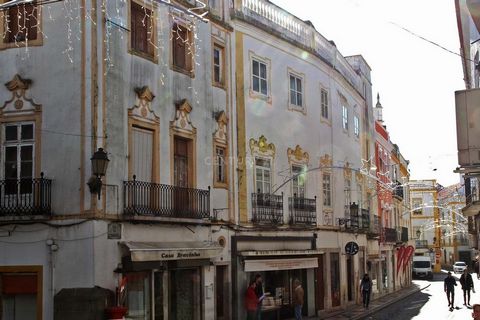 Excellent bâtiment, situé dans le centre historique de la ville d'Elvas. Il se compose de 3 étages et d'un patio intérieur. Ce manoir de 896 m2 avec des caractéristiques historiques est situé sur la Rua da Carreira, dans l'une des rues principales du...