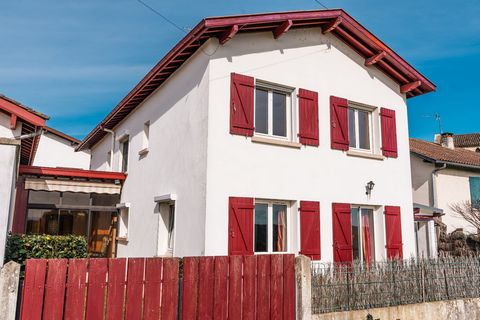 Discover this magnificent village house located in Hastingues, of approximately 200m² spread over two floors. On the ground floor you will be greeted by a spacious entrance which leads to a functional kitchen with a practical scullery. The bright liv...