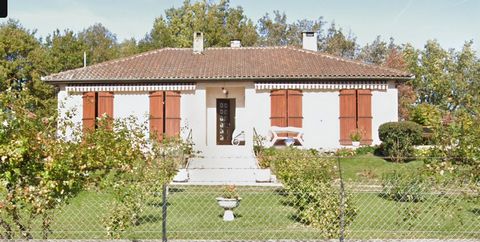 In a privileged location on 24 hectares of meadows and woods, real estate complex including a dwelling house from the 1970s, two Quercy barns and additional outbuildings with large volumes. On an enclosed garden of 1.4 hectares, the house (166 m² of ...
