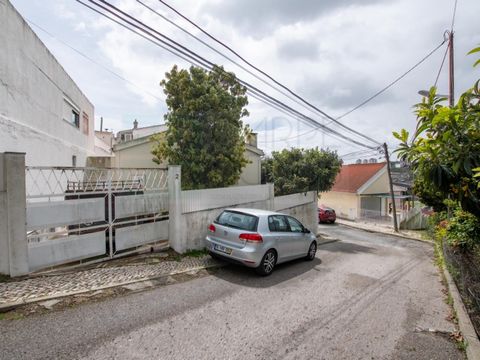 Excellent 3 bedroom villa in Olivais. Situated on a corner plot, this villa provides a quality of life close to the city. With enormous potential, it has 3 bedrooms, 1 kitchen, 1 bathroom and 1 living room. Modernized in 2009. It also has a storage r...