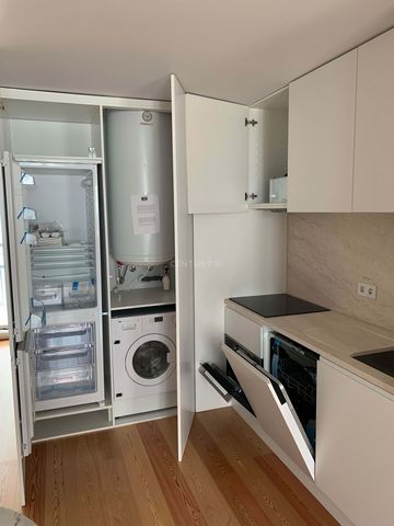 Excellent T2 duplex de avec 125,82 m2 de BPA, inséré dans un immeuble de luxe OURO GRAND, et situé au cur de Baixa Pombalina, où le dynamisme d'une ville cosmopolite rencontre l'histoire d'autres siècles. Vous aurez un charmant appartement dans un qu...