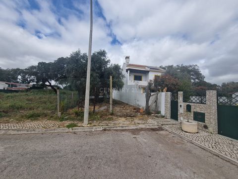 Get your urban land now in the quiet area of villas just 5 minutes from Setúbal! With an area of 381 m2 and approved construction area for a townhouse with 238 m2, this land is perfect for those who want to build the house of their dreams. Located in...