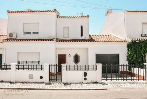 Die spanische Stadt Badajoz, die nach Einwohnerzahl die drittgrößte Stadt Portugals wäre, liegt 15 Minuten vom Campo Maior entfernt. Auf diese Weise können Sie in diesem herrlichen Dorf im Alentejo und insbesondere in einer Villa mit einer Bruttofläc...