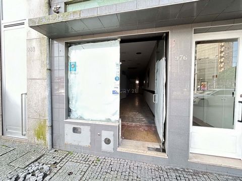 Commercial establishment with 137m2 of floor space, located in one of the noblest and busiest areas of Matosinhos, opposite the Câmara de Matosinhos metro station and Burger King. If you are looking for a commercial space that can combine a good loca...