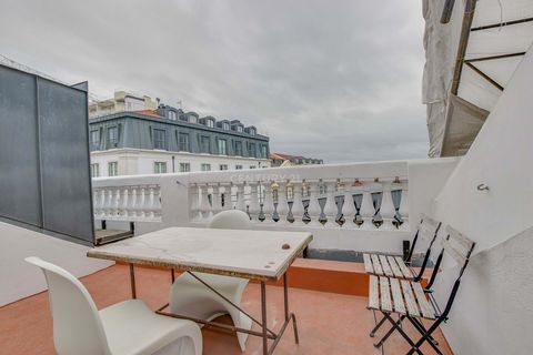 Excellent apartment of 115 m2 with a river view, in the center of Chiado. The offer of prestigious designer stores, quality catering and many cultural and leisure spaces makes this neighborhood the one where everyone wants to be. The apartment is ful...