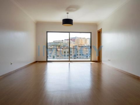 Excellent 3 bedroom flat (4 rooms) with a private area of 130m2 in very good condition with quality construction with plenty of natural light (East / South / West). Inserted in a quiet residential area of Carnaxide, Portela 10 minutes from Lisbon. Th...