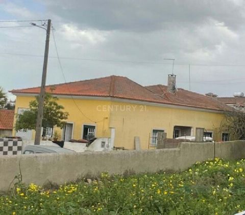 ## PROPERTY OCCUPIED | NOT AVAILABLE FOR VISITS ## Opportunity to acquire this 5-bedroom house with a total area of 208 square meters, located in Sobral de Monte Agraço, Lisbon district. Situated in a very quiet residential area, the property is clos...