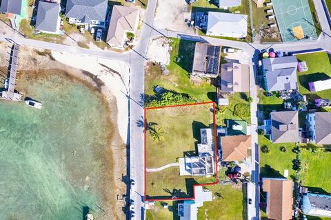 Great waterfront investment opportunity in historic downtown New Plymouth, Green Turtle Cay. This is a rare opportunity to purchase in the heart of downtown New Plymouth. Homes in this area are highly desirable as vacation rentals. This property sits...