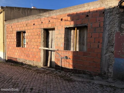 House to build to your liking in Vilar de Amargo, Figueira de Castelo Rodrigo. On the ground floor, you can choose to make a kitchenette, a suite and a bathroom. On the 1st floor the possibility of making two or three bedrooms.                       ...