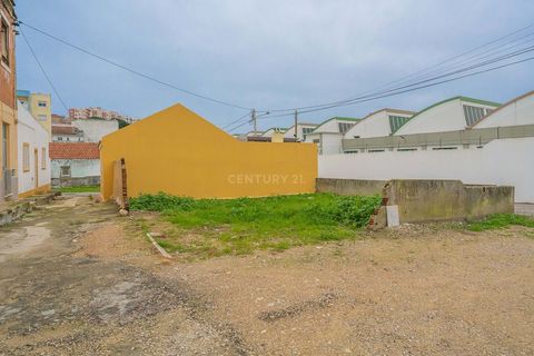 We present a unique opportunity for those looking to build the home of their dreams in Setúbal. This urban land, located in the parish of São Sebastião, with an area of 152m2, provides the perfect space to bring to life the project you have always im...