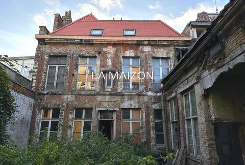 Very rare in the Vieux-Lille area. In an eighteenth-century building, discover a house with an exceptional potent. With a surface area of 117m2 on two floors, the house will offer those who undertake the work a living room/kitchen opening onto a gard...