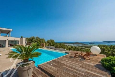 Located in an idyllic environment, recent modern villa of 595m2 in six bedrooms en suite with an exceptional view of one of the most sought after bays of Porto-Vecchio. Large reception flooded with light. Huge terraces overlooking the sea. Swimming p...