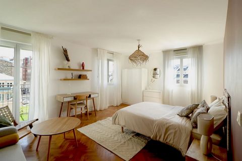 Spacious room in Saint-Denis! Enjoy a bright and welcoming 23m² masterbedroom. Featuring a relaxation area with sofa, a desk and functional storage space, this room, which is rented fully furnished, offers you a comfortable and pleasant setting in wh...