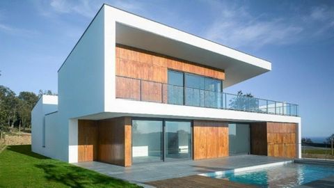 Fabulous contemporary house located in the Mas Nou area in Platja d'Aro, very close to the fabulous Mas Nou Golf course. Incredible villa, recently finished, brand new and built on a 1,375 m2 plot. Charming environment that combines tranquility with ...