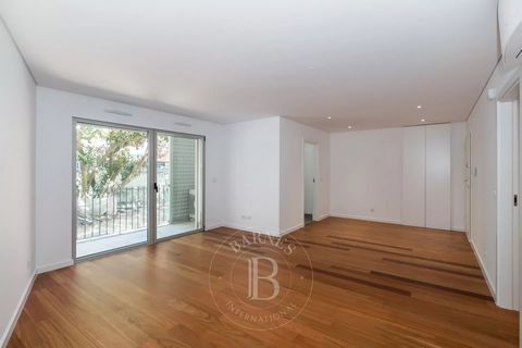 3-bedroom flat with balcony and two parking spaces. In an exclusive building near Largo do Rato and a few steps from Av. da Liberdade in Lisbon. (The images do not correspond to this apartment, but to another in the same building).