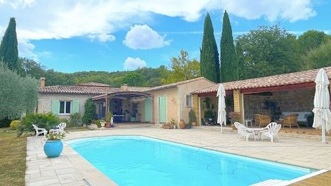 Var - Splendid equestrian property benefiting from two accommodations Ideally located in the heart of green and quiet nature, Horse Immo invites you to discover this beautiful property of approximately 2 hectares. Welcomed by a beautiful avenue of ol...