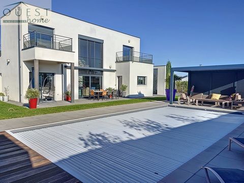 Dans domaine résidentiel sécurisé de 9 villas, superbe maison contemporaine de 2010 à toit plat d'une surface d'environ 200 m2, sur une parcelle de terrain de 1000 m2 plat et au calme avec piscine chauffée. Elle se compose de la manière suivante : En...