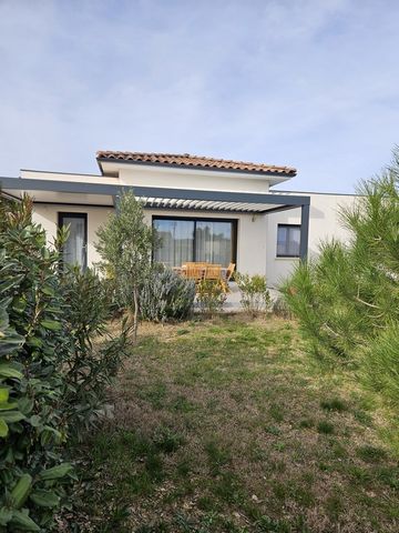 TO BE VISITED WITHOUT DELAY! Located in the town of Saint Hilaire de Brethmas, come and discover this superb single-storey house of 98.89m2 on an enclosed plot of 640m2. Built in 2017 and in an impeccable state of maintenance, it will undoubtedly sed...