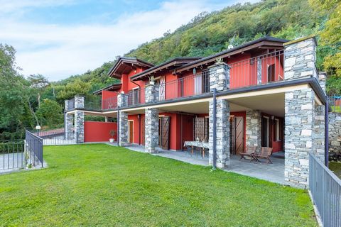 Appartement à vendre situé dans une villa bifamiliale caractéristique, à environ 3,5 kilomètre du centre de Stresa. L'emplacement est exclusif, à proximité immédiate du lac Majeur. Cette propriété représente une opportunité rare pour ceux qui souhait...