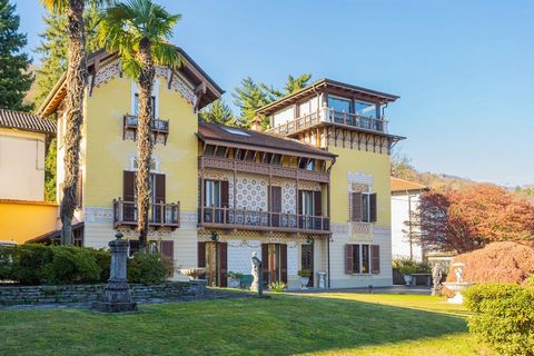 Cette prestigieuse villa à vendre à Stresa, sur le lac Majeur, est charmante et évoque une atmosphère d'élégance et d'historicité. La situation privilégiée, la conception de style Liberty et les détails architecturaux rendent la propriété particulièr...