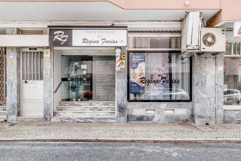 Fully equipped and fully operational beauty and aesthetics salon in the São Clemente area of Loulé. With a generous area of 140 m2, this establishment offers a complete personal care experience in a cosy and professional environment. Main features: -...