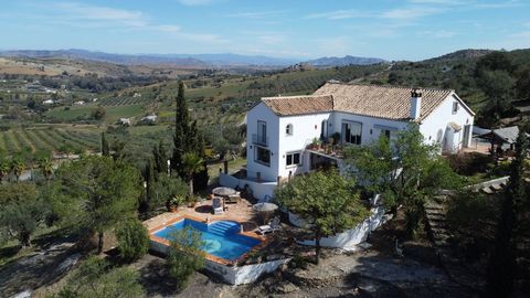 Nestled in the heart of the Andalucian countryside, this enchanting country house offers an idyllic retreat just 10 minutes away from the vibrant town of Coín and a scenic 40-minute drive to the renowned coastal towns of Marbella, Málaga and the airp...
