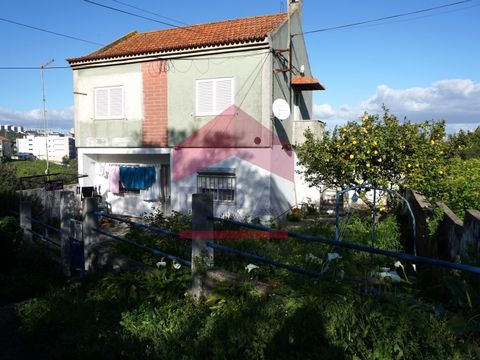 Detached house on a plot of land measuring 250m2. Consisting of three floors with independent use. The basement needs work, ground floor with 2 bedrooms and 1st floor with 2 bedrooms. Patio with garden, annex and well. For more information or to sche...