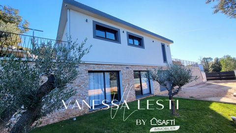 Ideally located in Flassans sur Issole, 15min from Brignoles and Le Luc, towns serving the A8 motorway. In a quiet residential area and in a dominant position, I invite you to discover this magnificent villa of 174m² on 2 levels. Built in 2022 this v...