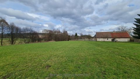 We present for sale a plot of land with an area of 29 ares located in the picturesque town of Trzebieszowice, about 16 km from Kłodzko. It is an ideal place for a family, providing peace, quiet and plenty of greenery around. Thanks to convenient acce...