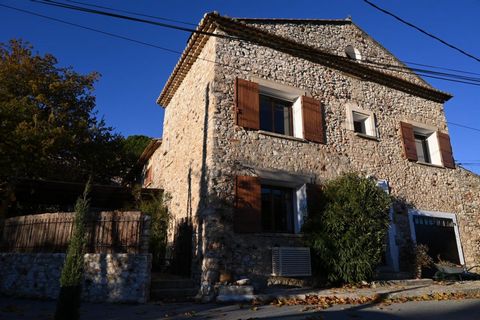 Beautiful stone residence located in a quiet hamlet of Roussillon. The owners have managed to modernize the whole by integrating contemporary elements with materials from different eras. On the ground floor, the kitchen opens onto the living room, eq...