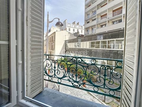 Paris 7th - Near rue Saint-Dominique - 1st floor - 1 room - 22,24 m2 - On the 1st floor of a charming old building, pleasant studio comprising an entrance with a kitchenette, a main room, and a shower room with toilet. A cellar - Ideal location - Goo...
