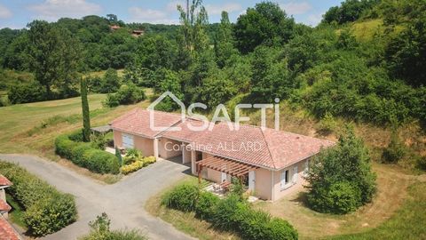 Located on the Bay of Biscay, this charming single-storey house offers a peaceful and green living environment. Close proximity to high school and college, ideal for families. Rural environment conducive to relaxation. Outdoor facilities include a sw...