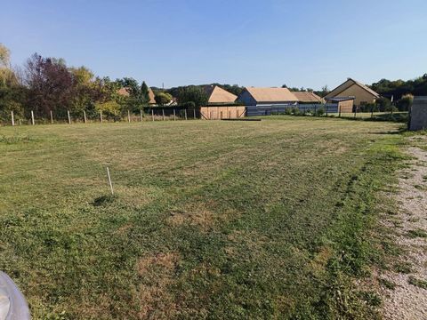 “NICE OPPORTUNITY” PRETTY LAND TO BUILD IN THE HEART OF THE VILLAGE OF ST MARTIN EN BRESSE, 20 MM FROM CHALON sur SAONE !!!! RARE LOCATION, CLOSE TO ALL SHOPS, COLLEGE NEARBY NETWORK, FIBER