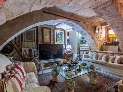 Magnificent The medieval Silent City' of Mdina is home to this superb double fronted Palazzino nestled in the midst of a prominent piazza and enriched with other beautiful properties around. Dating back to the Roman and Norman times this property is ...