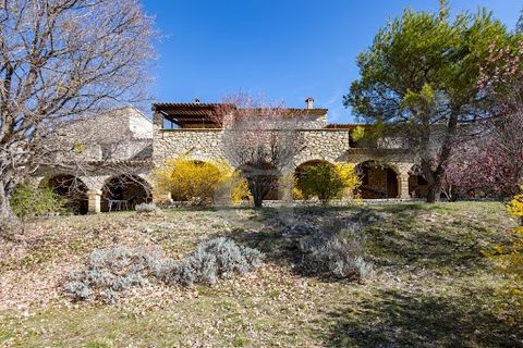 REGION BUIS LES BARONNIES - EXCLUSIVITY Virtual tour available on our website. Located on the heights of the small bucolic village of Montguers, this stone farmhouse offers a peaceful living environment in the middle of lavender. This co-ownership in...