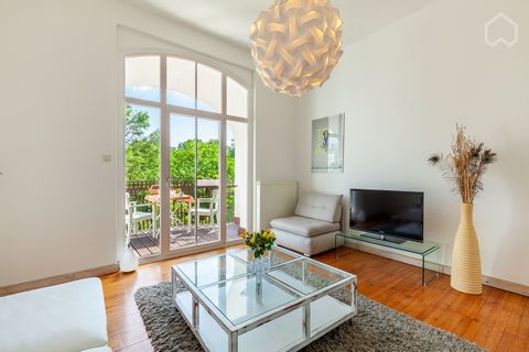 Light-flooded 3 room old building apartment (85sqm) with two balconies and modern interior in central location. Despite its central location, the apartment is very quietly situated in the most popular quarter 