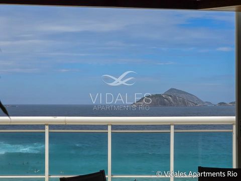 Beautiful penthouse with spectacular views of Arpoador beach, all of Ipanema and Leblon beach and Morro dos Dois Irmãos. Fantastic circular floor plan with well distributed spaces. It has a beautiful balcony that integrates with the living and dining...